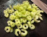 Tintahalas spagetti paradicsomszósszal, garnélával recept fázis 1 fotója