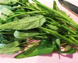 A picture of step 1 of Stir-Fried Water Spinach Taught by a Taiwanese Friend.