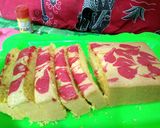 Foto langkah ke 7 dari resep Bolu sukade motif kecebong merah.