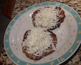 Foto del paso 5 de la receta: Cachapitas de arroz, plátano y vegetales, coronadas con queso