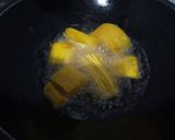 Foto langkah ke 2 dari resep Ketela Pohon Goreng Bumbu Kuning.