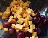 Foto del paso 6 de la receta: Ensalada con uvas, manzanas, brócoli y queso amarillo