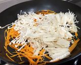 A picture of step 7 of Enoki Mushroom Omelette.