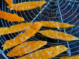 Cascaritas de naranja escarchadas