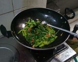 Foto langkah ke 4 dari resep Tumis Kangkung Saus Tiram Simple.