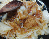 Foto del paso 3 de la receta: Confitura de sobrasada con cebolla y licor de algarrobas
