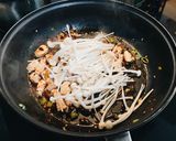 รูปขั้นตอนการทำที่ 6 ของ ไก่ผัดน้ำมันพริกเหล่ากันมา Laoganma
