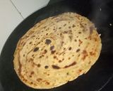 A picture of step 8 of Chilli Garlic laccha parantha.