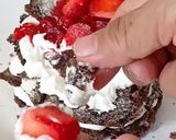 Foto langkah ke 7 dari resep Chocolate Bread Mille-Feuille | kreasi leftover roti tawar coklat.