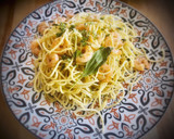 Foto del paso 5 de la receta: Spaghetti al pesto de albahaca y piñones con langostinos