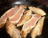 Foto del paso 4 de la receta: Pechugas grille con salteado de hongos y puerros al vino blanco