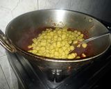 A picture of step 4 of Amritsari masala nutri with bread.