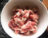 Hình bước làm 1 của món Thịt nạc dăm xào mắm ruốc