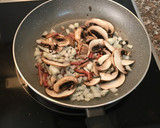 Foto del paso 2 de la receta: Pasta cremosa de bacon y champiñones (estilo risotto)