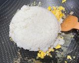 Foto langkah ke 3 dari resep 38. Garlic Butter Rice.