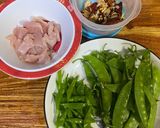 รูปขั้นตอนการทำที่ 1 ของ ถั่วลันเตาผัดใส่อกไก่