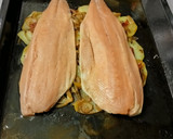 Foto del paso 3 de la receta: Filetes de salmón al horno con patatas y Verduras