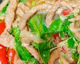 รูปขั้นตอนการทำที่ 2 ของ หมูเส้นผัดโหระพา