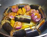 A picture of step 3 of Potato brinjal and onion stuff.