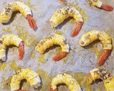 Foto del passaggio 3 della ricetta Gamberoni in pasta sfoglia con semi di papavero