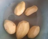 A picture of step 1 of Wavy potatoe chips/fries.