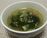 A picture of step 4 of Easy Wakame and Onion Chinese-Style Soup.
