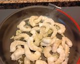 Foto del paso 2 de la receta: Espaguetis con langostinos al ajillo