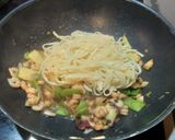 Une image de l'étape 5 de Nouilles sautées aux crevettes.