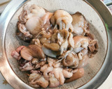 Foto del paso 1 de la receta: Pulpitos encebollados con patatas