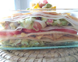Foto del paso 5 de la receta: Lasaña fría de guacamole con queso cheddar y pavo