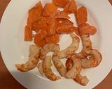 Foto del paso 1 de la receta: Ceviche de salmón y langostinos en 10 minutos