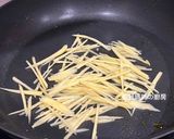 A picture of step 9 of Stir-Fried Tofu Skin with Oyster Sauce and Two Mushrooms.