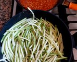 Foto del paso 2 de la receta: "Tallarines" de zucchini, con "pomarola" de seitán. ✨️♻️