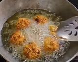 A picture of step 7 of Maggi pakode.