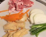 A picture of step 2 of Vegetable-Packed Yaki Udon.