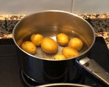 Foto del paso 1 de la receta Alitas y muslos en salsa de soja y miel con patatitas, cebolla y dátiles