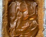 Foto del paso 4 de la receta: Tarta de galleta, plátano y dulce de leche “sin horno”