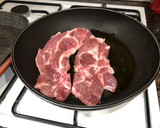 Foto del paso 2 de la receta: Chuletas de cerdo en salsa de cebolla y tomate a la plancha