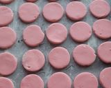 Foto del paso 13 de la receta: Alfajores de maizena con y sin color