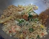 Gambar langkah 5 resipi Nasi Goreng Thai.