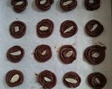 Foto langkah ke 5 dari resep Choco Button Cookies.
