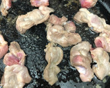 Foto del paso 2 de la receta: 331. Mollejas e higaditos de pollo en salsa con crujiente de calabacín (principal carne)