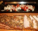 Foto del paso 6 de la receta: Bondiola de cerdo en colchón de morones y cebollas caramelizadas y papas noisettes