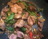 ข้าวกะเพราเครื่องในไก่ ไข่ดาว วิธีทำสูตร 4 รูป