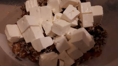 Ensalada de alubias, quinoa tricolor y queso feta