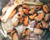 Foto langkah ke 3 dari resep Kerang Saus Padang.