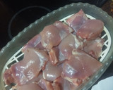 Foto del paso 2 de la receta: Contramuslos de pollo en adobo con guarnición