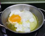 Foto del paso 2 de la receta Huevo frito con pimientos asados