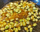 Foto del paso 4 de la receta: Habas con jamón, Ajos tiernos y Huevo poché