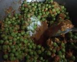 A picture of step 2 of Matar paneer.